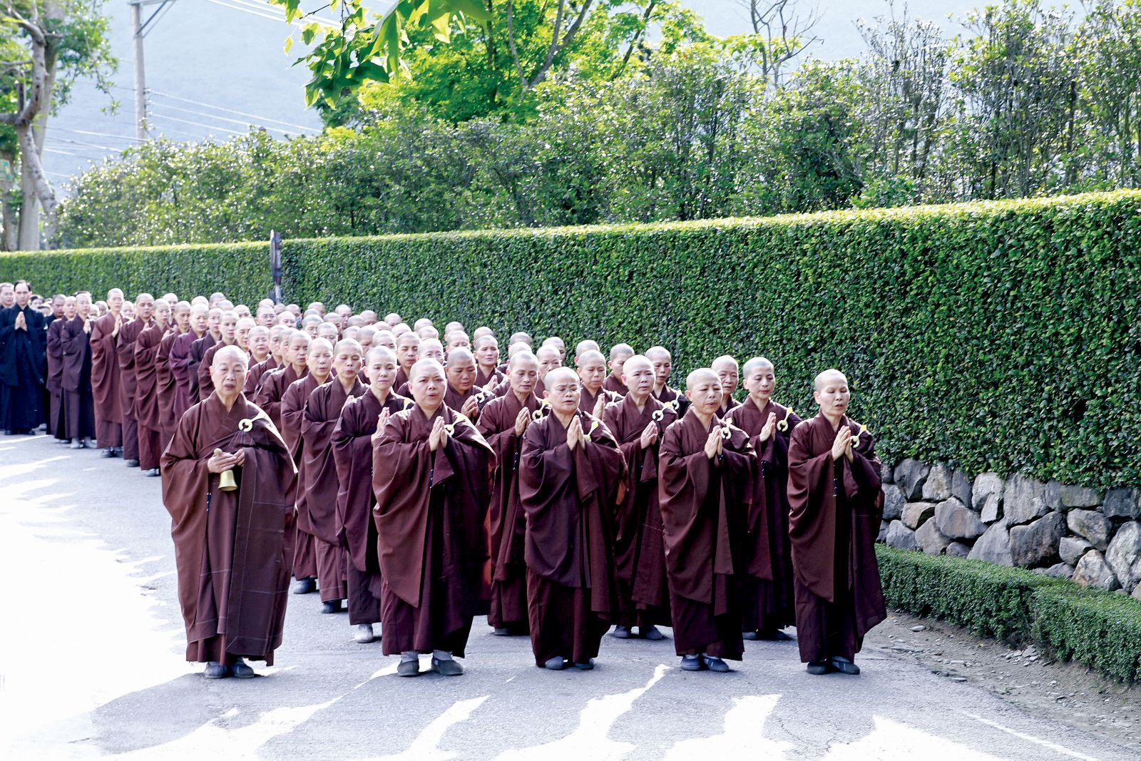 描述: https://breakup-blue.com/wp-content/uploads/2022/06/%E5%92%96%E5%95%A1%E8%89%B2%E6%B5%B7%E6%B8%85%E8%A2%88%E8%A3%9F%E4%BE%86%E6%BA%90-%E6%85%88%E6%BF%9F%E5%82%B3%E6%92%AD%E4%BA%BA%E6%96%87%E5%BF%97%E6%A5%AD%E5%9F%BA%E9%87%91%E6%9C%83.jpg